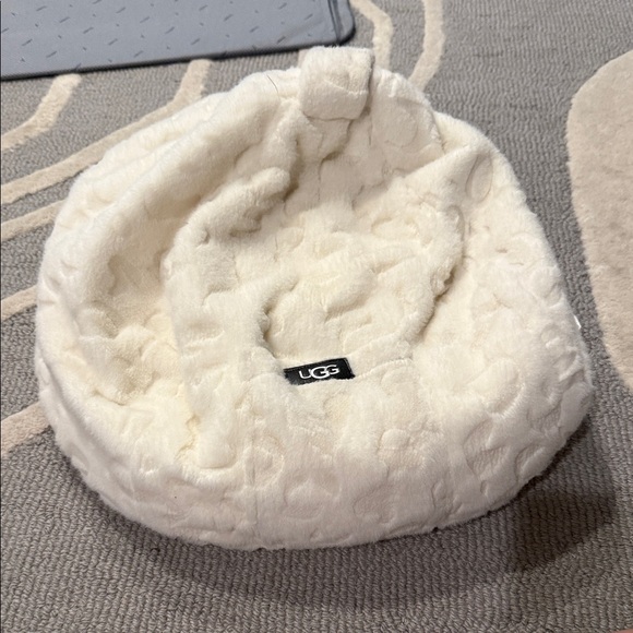 UGG Soft White Textured Beanie Pillow - Picture 1 of 5